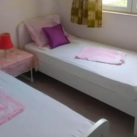 Appealing In With Shared Pool Apartment Makarska
