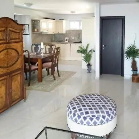 Appealing In With Shared Pool Apartment Makarska