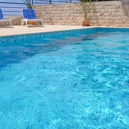 Apartment Appealing In With Shared Pool *