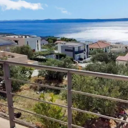 Appealing In With Shared Pool Apartment Makarska