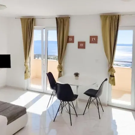 Appealing In With Shared Pool Apartment
